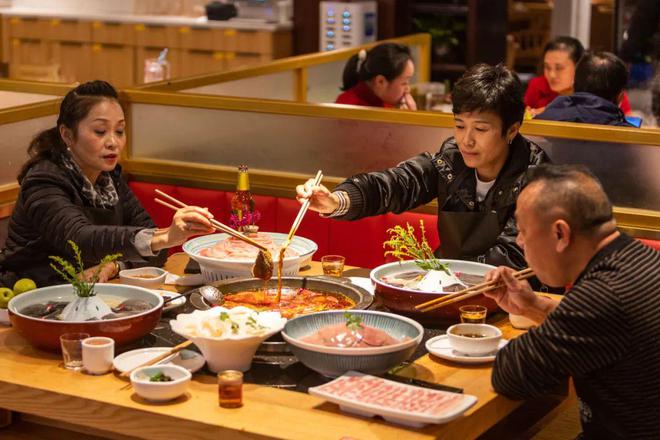 重庆火锅“涮出”3千亿大市场PG电子麻将胡了2热辣滚烫！(图2)