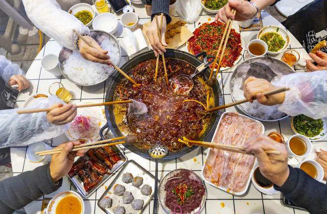 重庆火锅“涮出”3千亿大市场PG电子麻将胡了2热辣滚烫！(图5)